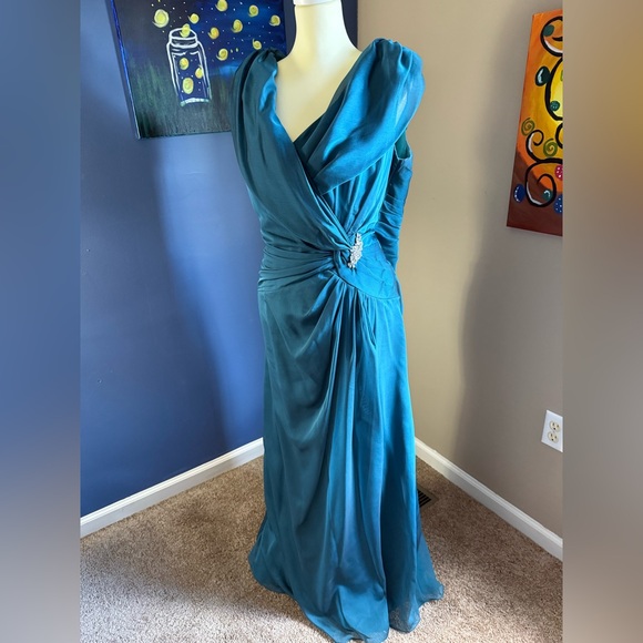 Mother of the Bride gown: Jade by Jasmine size 18 - Picture 3 of 4